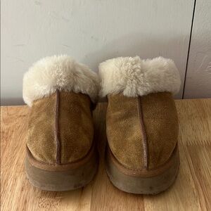 Cozy Tan Suede Slippers with Cream Fur Lining